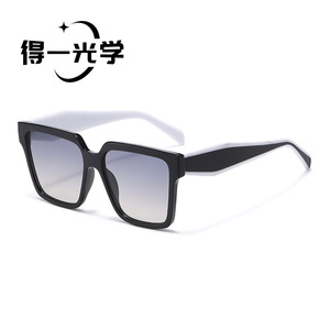 แว่นกันแดดทรงสี่เหลี่ยม De Yi Optics สีดำ UV400 ป้องกันแสงแดดสำหรับผู้หญิง - Product Image 3