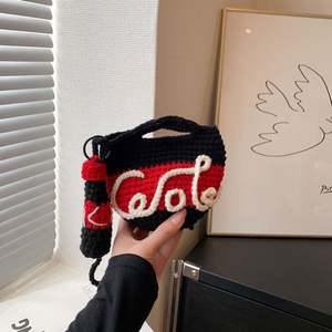 Sac bandoulière carré horizontal en laine tricotée à la main, motif dessin animé, style Xiaohongshu, recommandé par McDonald's - Product Image 3