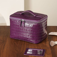 Sac de maquillage en cuir véritable à motif crocodile personnalisé, sac de toilette portable de voyage, sac de rangement de haute qualité et grande capacité