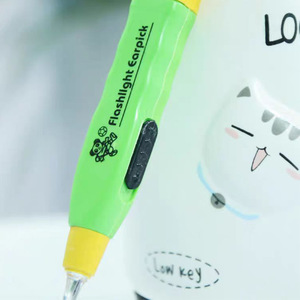 Lampe torche pour nettoyage d'oreilles verte avec lumière intégrée - Product Image 1