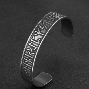 Pulsera yunnique nórdica de acero inoxidable vintage para hombre con diseño de letras Viking Luna Script para regalo y a juego con la ropa - Product Image 2