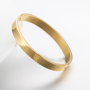 Joyería Personalizada para Mujer al por Mayor, Brazalete Abierto con Cruz <span class=keywords><strong>de</strong></span> <span class=keywords><strong>la</strong></span> <span class=keywords><strong>Biblia</strong></span> en Acero Inoxidable con Baño <span class=keywords><strong>de</strong></span> Oro <span class=keywords><strong>de</strong></span> 18K - Product Image 3