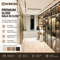 Dressing moderne de luxe avec aménagement de rangement personnalisé et système d'armoires à portes vitrées haut de gamme pour projets d'aménagement intérieur de villas