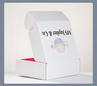 Boîte d'expédition rectangulaire en carton ondulé prête pour l'e-commerce avec poignée à bande déchirable et logo personnalisé pour l'expédition de vêtements de luxe et de cadeaux
