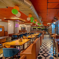 Ensemble table à manger moderne en bois sur mesure et chaises en velours avec banquette pour restaurant, café, bistrot, boutique