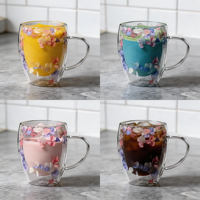 Gelas Kopi Borosilikat Lapis Ganda Grosir, Cangkir Kaca Berdinding Ganda Terisolasi untuk Minuman Teh Dingin Latte dengan Hiasan Bunga Kering