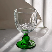 Zwart glazen cocktailglas voor koude dranken, modern, voor feesten, geschikt voor bruiswater, bier en fruit.