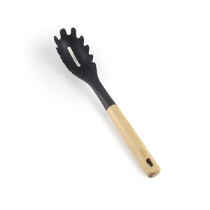 Servitore per spaghetti nordico con manico in legno per servire la pasta - Product Image 1