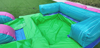 Structure gonflable commerciale avec toboggan aquatique et casque de protection intégré