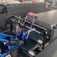 Machine automatique de pliage et de collage de boîtes en carton pour cosmétiques, aliments, et emballages de snacks, avec système de fond à verrouillage automatique et de fermeture par rabat.