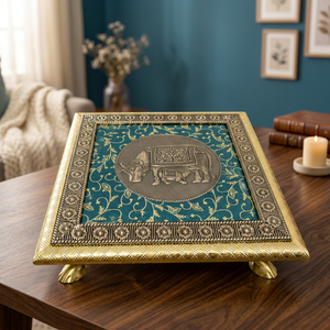 Chowki pliable en bois artisanal avec finition Meenakari et pieds en métal |   Conteneur alimentaire décoratif traditionnel à motif de paon royal en relief - Product Image 1
