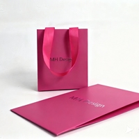Logo personnalisé de luxe argent estampage à chaud avec stratification mate sac en papier à provisions avec ruban pour cosmétiques et bijoux de luxe