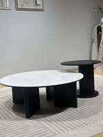 Ensemble de tables basses gigognes contemporaines avec plateau en verre durable et cadre en bois, hauteur réglable, mobiles, décoratives et convertibles pour salon