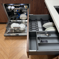 Meubles de cuisine modulaires modernes bicolores blanc et grain de noyer, en acier inoxydable, avec évier, robinet et plan de travail en quartz pour appartement