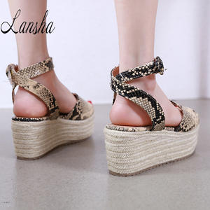 2025 nuevas <span class=keywords><strong>sandalias</strong></span> romanas de talla grande con estampado de <span class=keywords><strong>piel</strong></span> de serpiente marfil, zapatos de verano para mujer, <span class=keywords><strong>sandalias</strong></span> con plataforma de <span class=keywords><strong>cuña</strong></span> de paja con hebilla en el tobillo - Product Image 3