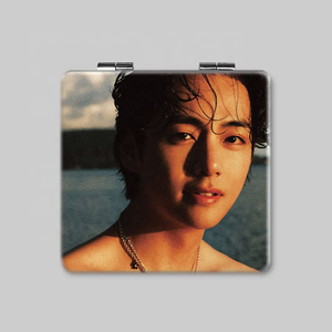 Espejo de Maquillaje Portátil Plegable Cuadrado de Doble Cara con Diseño de Ídolo de KPOP, Bangtan Boys <span class=keywords><strong>V</strong></span> Taehyung, TIPO 1 - Product Image 4
