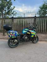 Moto de tourisme sportive d'occasion à refroidissement liquide, avec valises latérales et top-case, moteur à essence