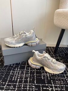 Summer breathable mesh design fashionable running shoes from a luxurious brand. Thick sole with anti-slip function. - Product Image 4