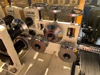 Machine à grande vitesse pour la fabrication de cornières en acier pour plâtre et cloisons sèches
