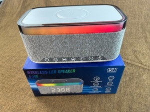 Altoparlante Bluetooth All-in-One con Caricatore Wireless da 15W, Sveglia, Lampada da Scrivania LED RGB, Radio FM per Camera da Letto, Soggiorno, <span class=keywords><strong>Gadget</strong></span> Smart per la <span class=keywords><strong>Casa</strong></span> - Product Image 6