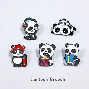 Spilla Kung Fu Panda cartone animato carino distintivo giapponese Skateboard spilla zaino per bambini fibbia ago accessori per abbigliamento
