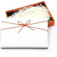 Boîte cadeau rigide personnalisée avec couvercle et base, avec nœud papillon, rembourrage en raphia de papier, emballage cadeau haut de gamme pour mariage, anniversaire