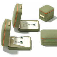 Caja de Anillo Verde Terciopelo con Diseño de Hombro para Personalización de Logotipo y Identidad de Marca, Tapa y Base Rígidas