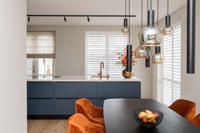 Ensemble d'armoires de cuisine sur mesure en finition bleu foncé avec évier en cuivre, plaque de cuisson à induction et four encastré