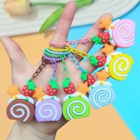 Porte-clés en PVC en forme de gâteau roulé aux fraises, en caoutchouc souple, style dessin animé, vente en gros, cadeaux promotionnels en vrac