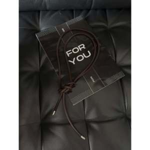 Ceinture en tissu avec détail nœud pour un style décontracté, avec embout métallique, couleur marron - Product Image 1