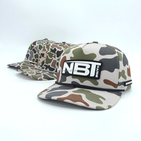 Gorra de golf deportiva de poliéster impermeable personalizada con camuflaje, perforada con láser, transpirable, con cuerda y detalles de goma PVC.