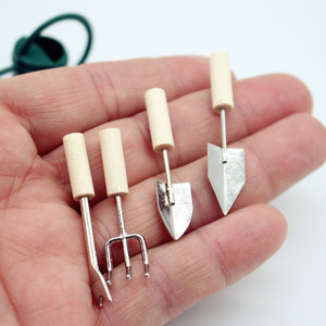 Maison de poupée miniature maison de poupée mini poupée elfe outil de jardinage et pot d'arrosage pour poupées bjd - Product Image 3