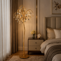 Lampe sur pied contemporaine créative en laiton avec branches et cristaux colorés, idéale pour salon de villa française de luxe ou hôtel.
