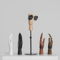 Présentoir à bijoux avec mannequin en bois massif et bras robotisé articulé mobile