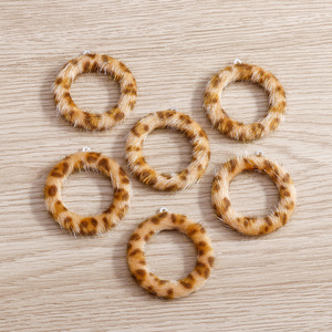 Colgante geométrico cuadrado único y moderno de Wenys, diseño de anillo con estampado de leopardo, colgante de joyería rómbica - Product Image 3