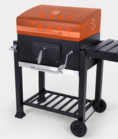 Grand barbecue barbecue au charbon de bois dans le jardin, fumoir, camping, cuisine en plein air, chariot de barbecue, chariot avec table d'appoint