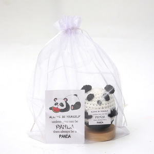 Venta al por mayor de muñecos de panda terminados, hechos a mano con hilo, figuras de dibujos animados, tarjetas de colores en inglés y bases. - Product Image 2