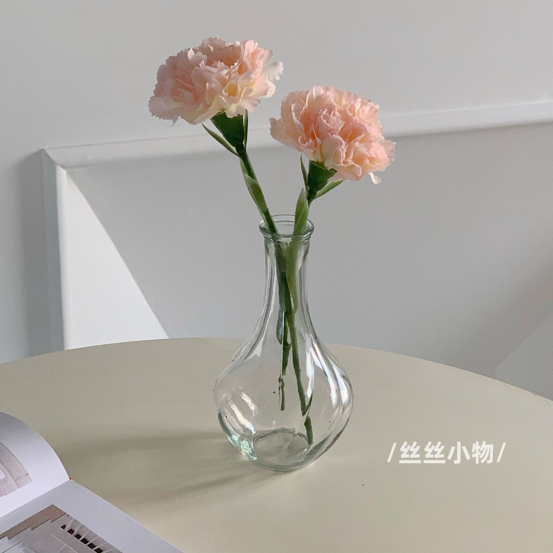Vase en verre à trois tiges rose clair