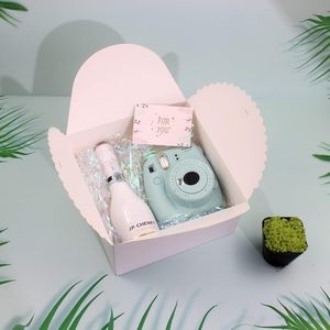 Caixa de Presente Personalizável Branca 8x8x4 Polegadas, Reciclável, com Fitas de Papelão e Laminação Fosca para Presentes de Aniversário - Product Image 4