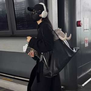 Sac fourre-tout imperméable à grande capacité à motif crocodile DZ, sac à bandoulière en cuir plissé pour femmes, sac en cuir véritable pour les trajets quotidiens - Product Image 4