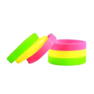 Alta calidad barato logotipo personalizado pulseras de silicona pulsera Debossed un color silicona muñequeras goma baloncesto pulseras