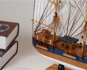 Modelo de Velero Hecho a Mano en Madera Sólida, Decoración Náutica Vintage para Mesa, Adorno de Buena Suerte para Graduación o Regalo Empresarial - Product Image 6