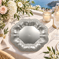 Assiette de présentation de 13 pouces, durable, élégante, argentée, à bordure en dentelle gaufrée, style européen, en plastique PP texturé de luxe, pour décoration de table de fête et de mariage