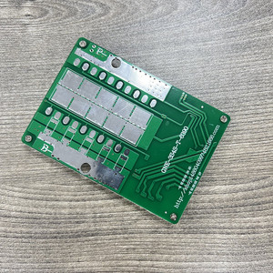 Carte de protection 12V 100A pour batterie LiFePO4 3.2V à quatre cellules avec équilibrage et port de sortie séparé - Product Image 3