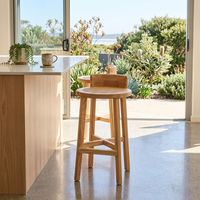 Tabouret de bar Japandi en bois de frêne clair avec cannage en rotin naturel, chaise d'îlot de cuisine moderne et organique pour l'Australie