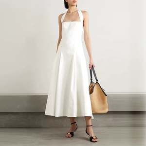 Robes midi décontractées élégantes en coton blanc sergé à dos ouvert et sans manches pour femme, collection Printemps-Été, par un fabricant de vêtements - Product Image 1