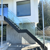 Balustrade en verre sans cadre sur mesure, noire, durable, à faible entretien, avec main courante en aluminium à rainure en U