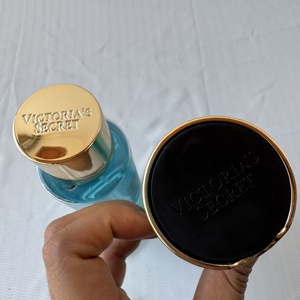 น้ำหอม Agua Kiss ขนาด 250 มล. บอดี้มิสต์ 236 มล. โลชั่นน้ำหอม ชุดเซ็ต Victoria Secret ของแท้ น้ำหอมผู้หญิง กลิ่นหอมหรูหรา ติดทนนาน - Product Image 3