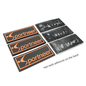 Badge en silicone et PVC 3D personnalisé multicolore avec logo en relief pour vêtements et sacs - Product Image 4