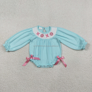 Ropa de Bebé de Moda al por Mayor: Romper Smocked Rosa con Flores y Lazos para Niñas, de Algodón Orgánico Suave - Colección Stock Trendyism Boutique - Product Image 3